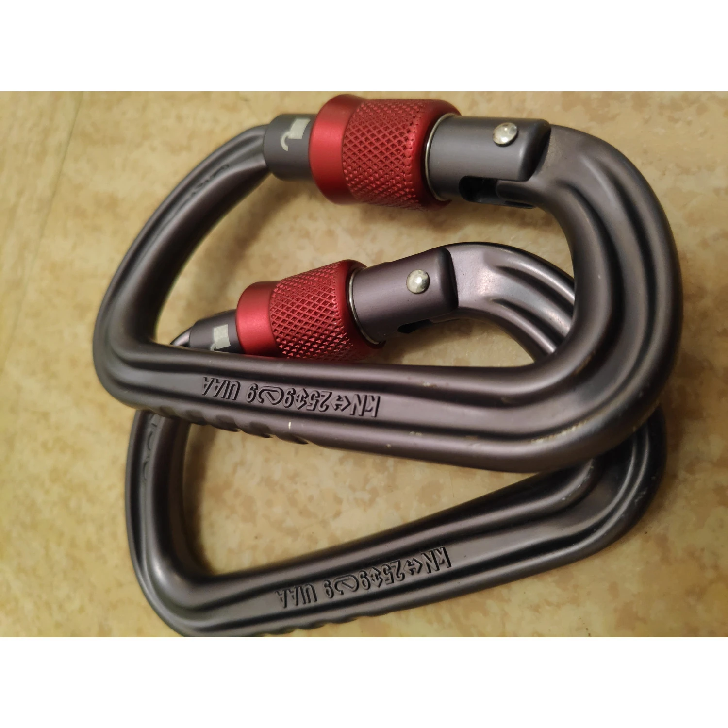 Ocun Falcon Screw - Screwgate Carabiner 4 Ocun Falcon Screw - Screwgate Carabiner - Image 2